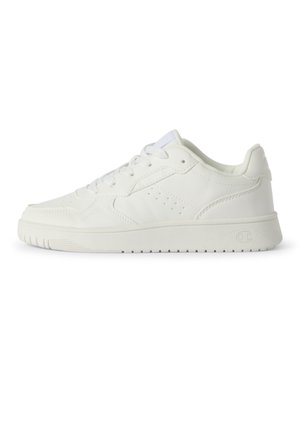 Zapatilla blanca de corte bajo con cierre de cordones, detalles laterales perforados, cuello acolchado y suela de goma texturizada, vista lateral sobre fondo blanco.