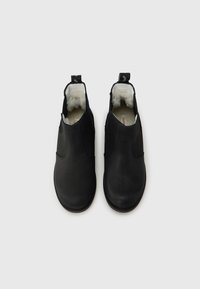 Fekete bőr bokacsizma sima felülettel, puha belső béléssel, rugalmas oldalpanelekkel és húzófülekkel a sarkaknál.