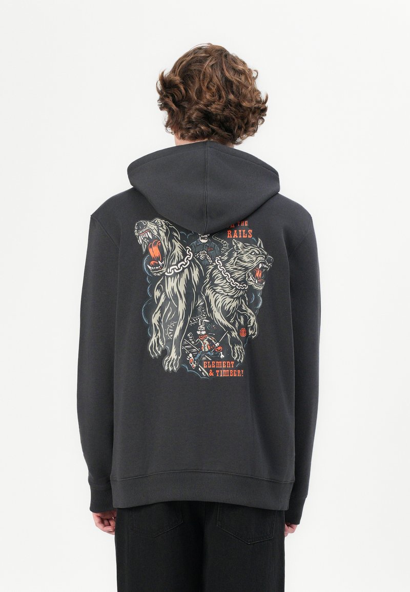 Sudadera negra de material suave, con un diseño gráfico de dos lobos feroces y un personaje, con acentos coloridos en la parte trasera.