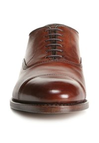 Scarpa oxford in pelle marrone con finitura liscia, punta rotonda e design con lacci dotato di cinque occhielli e suola cucita.