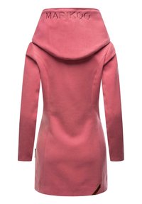 Abrigo rosa con una gran capucha, mangas largas, diseño ajustado y bordado de marca. Textura suave con ventilas laterales y detalle de etiqueta.