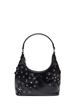 Schwarze Lederhandtasche mit einem gebogenen Griff, versehen mit floralen Applikationen und silberfarbenen Akzenten, Reißverschluss und dekorativen Ösen-Details.