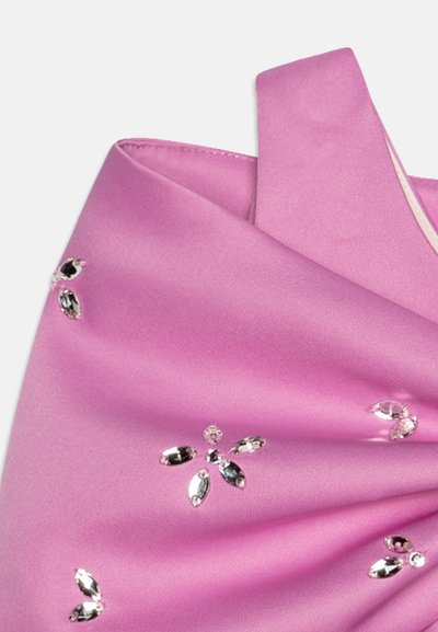 Roza satenska haljina s drapiranim dizajnom. Sadrži dekorativne prozirne kamenčiće poredane u cvjetne uzorke duž tkanine.