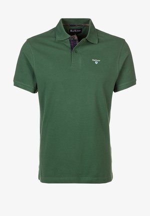 Grünes Poloshirt mit Kragen und kurzen Ärmeln, das ein dezentes Barbour-Logo auf der Brust und ein karierte Muster im Kragen aufweist.
