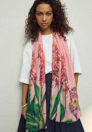 Blumenmuster-Schal in sanftem Pink mit detaillierten Illustrationen von orangefarbenen und gelben Blumen, ergänzt durch grüne Blätter. Leichtes Material mit fransigen Kanten.