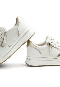 Sneaker bianchi con accenti in metallo dorato, caratterizzati da pannelli in tessuto e sintetico, una suola texturizzata e cerniere laterali per una facile calzata.