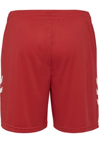 Rote Sportshorts mit einem elastischen Bund, ausgestattet mit weißen diagonalen Streifen und einer glatten Textur. Keine sichtbaren Taschen.