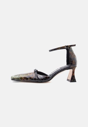 Črno-rjava usnjena čevlja z vzorcem krokodilske kože, visoka petka, z ostrim prstom in zaponko okoli gležnja, stranski pogled na belem ozadju.