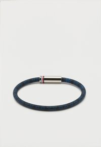 Μαύρο υφασμάτινο βραχιόλι με μπλε γεωμετρικά σχέδια και ασημένιο μαγνητικό κούμπωμα με λεπτές κόκκινες και λευκές ρίγες.