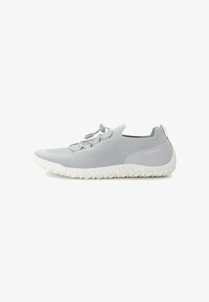 Lys grå mesh sportsko med et strømlinet design, der har elastiske snørebånd og en tekstureret hvid sål med et zigzag mønster.