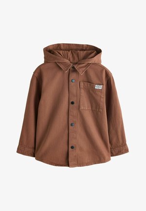 Smeđa košulja-jakna s dugim rukavima i kapuljačom. Ima crne kopče i jednu prsnu džep. Tkanina ima strukturiranu površinu.