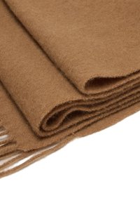 Bruine wollen sjaal, zachte textuur, franjes aan de randen, netjes gevouwen om de dikte en warmte te tonen, met een subtiele glans.