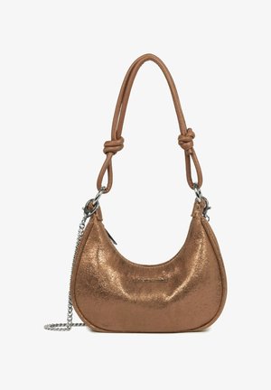 Sac à main brillant en bronze en forme de croissant avec une bandoulière en cuir nouée et un détail de chaîne argentée amovible.