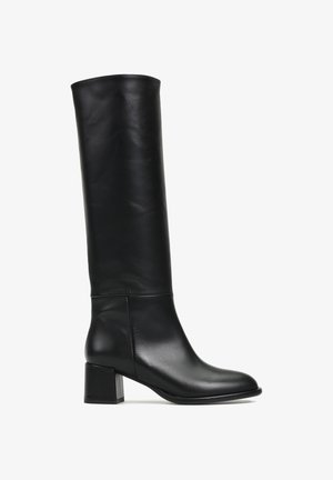 Czarna skórzana cholewka za kolano z kwadratowym obcasem, gładką teksturą i strumieniowym designem, z okrągłym czubkiem i bezszwową sylwetką.