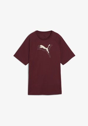 Bordeauxfarbendes Sport-T-Shirt mit kurzen Ärmeln, auf dem ein weißes Puma-Logo in springender Position auf der Vorderseite prangt. Weicher Stoff, runder Halsausschnitt.