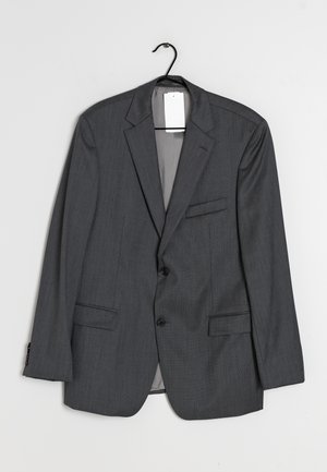 Šedá saka s pruhu, jednoradový design, klopové límce, dvě přední kapsy a zapínání na jeden knoflík.