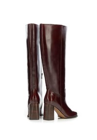 Bordowe skórzane kozaki do kolan o błyszczącym wykończeniu, kwadratowym nosku, zamku błyskawicznym z boku i pięcie imitującej drewno. Gładka faktura, minimalne zdobienia.