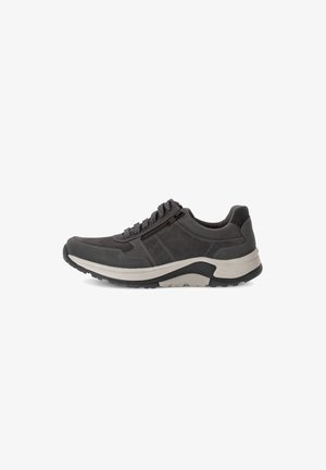Chaussure de sport grise avec une tige texturée, un laçage et une semelle noire contrastante à conception épaisse de rembourrage.