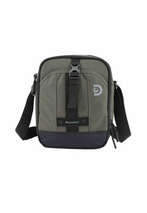 Borsa a tracolla verde e nera, realizzata in tessuto resistente, con una fascia anteriore, dettaglio del logo e spallaccio regolabile. Chiusura con zip.