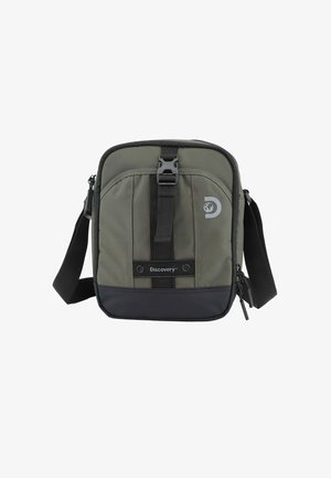 Bolso bandolera verde y negro, hecho de una tela duradera, con una correa frontal, detalle de logo y correa para el hombro ajustable. Cierre de cremallera.