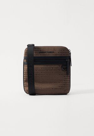 Borsa a tracolla marrone Emporio Armani con motivo logo ripetuto, tracolla regolabile nera e tasca frontale con zip su sfondo semplice.