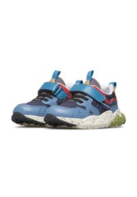 Modré a námořnické kožené tenisky s bílou a zelenou tečkovanou podrážkou, suchým zipem a švy v červené a tan barvě.