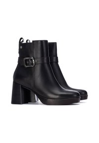 Botines de cuero negro hasta el tobillo con un alto tacón cuadrado, detalle de correa con una hebilla plateada y una textura suave.