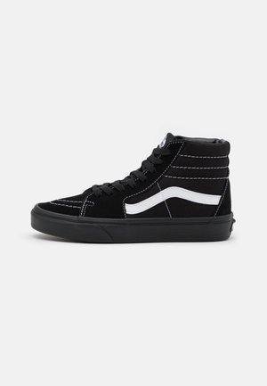 Sort højt sneaker med hvid sidestribe, sorte snørebånd og synlige hvide syninger på en ensartet lys baggrund.
