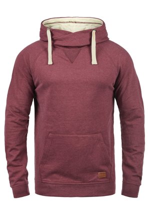 Bordeaux hoodie met een gestructureerde afwerking, voorzien van een grote voorzak, trekkoorden en een unieke gevouwen halslijn.