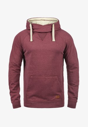 Bordowy hoodie o teksturowanym wykończeniu, z dużą kieszenią z przodu, sznurkami oraz unikalnym, złożonym wzorem dekoltu.