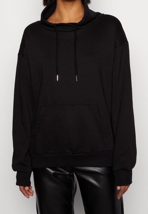 Sweatshirt noir avec un col haut, une capuche à cordon et une poche avant. Fabriqué en tissu doux, avec des poignets et un ourlet côtelés.