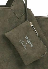 Borsa in finta suede verde oliva con una piccola pochette abbinata attaccata. La pochette presenta una cerniera argentata e dettagli di branding stampati.