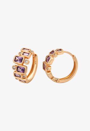 Goldene Creolen mit mehreren rechteckigen lila Steinen und klaren Akzenten, die ein geschichtetes geometrisches Design präsentieren.