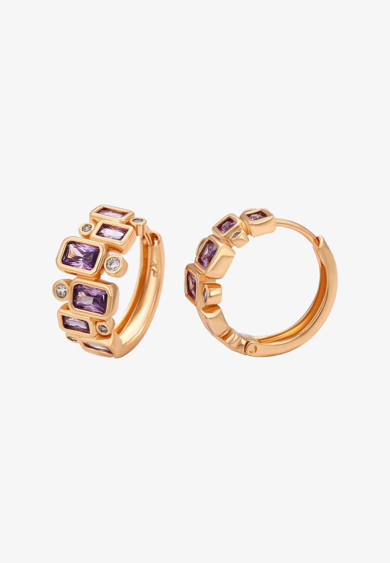 Orecchini a cerchio dorati caratterizzati da più pietre rettangolari viola e accenti trasparenti, che mostrano un design geometrico a strati.