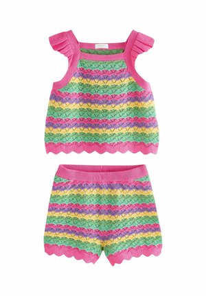 Detský pletený komplet tielka a kraťasov pre dievčatko s ružovým lemovaním a farebnými zvlnenými pásmi v zelenej, žltej, ružovej a fialovej farbe.