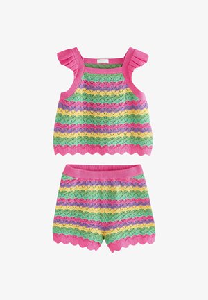 Detský pletený komplet tielka a kraťasov pre dievčatko s ružovým lemovaním a farebnými zvlnenými pásmi v zelenej, žltej, ružovej a fialovej farbe.