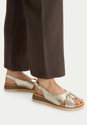 Lasocki, LASOCKI WOMEN'S SANDALS GOLD - Plateausandalette - gold-coloured