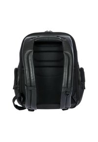 Schwarzer Rucksack mit gepolstertem, strukturiertem Rücken, der synthetische Lederelemente, verstellbare Träger und Reißverschlussverschlüsse aufweist.