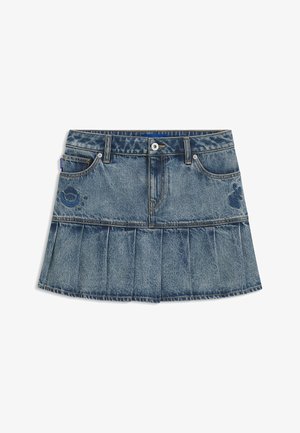 Denim rok met geplooid onderpaneel, lichte blauwwas, twee voorzakken, zichtbare stiksels en decoratieve blauwe borduurwerk aan de zijkant.