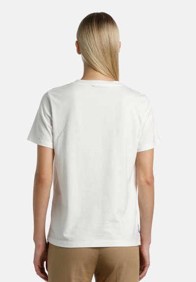 Camiseta de algodón blanca con cuello redondo clásico y mangas cortas, con un dobladillo recto y una textura lisa y sencilla.