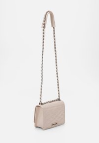 Vatteret taske i kunstlæder i lyserød, rektangulær form, med en kæderem og fladt topgreb. Fremhævet med en logo-plade foran.