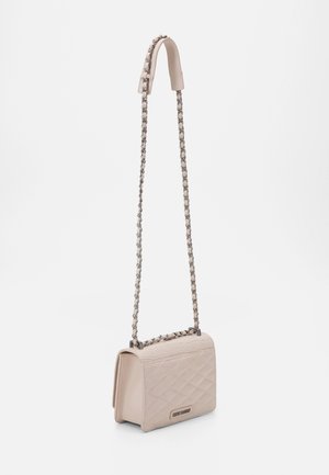 Borsa trapuntata in ecopelle color rosa pallido, forma rettangolare, con tracolla a catena e manico superiore piatto. Presenta una targhetta con logo sul davanti.