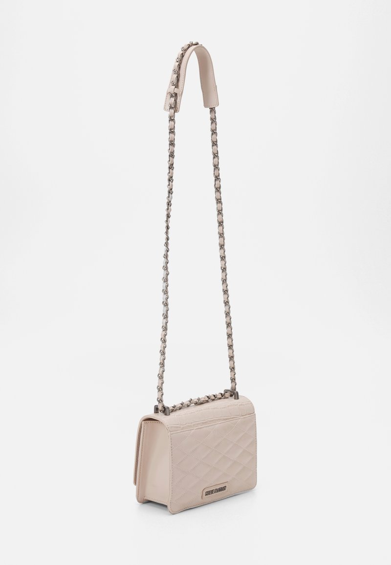 Vatteret taske i kunstlæder i lyserød, rektangulær form, med en kæderem og fladt topgreb. Fremhævet med en logo-plade foran.