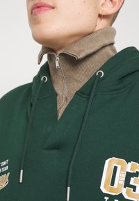 Pier One Jersey con capucha - dark green