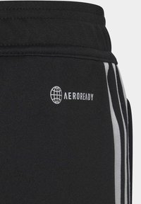 Čierne atletické šortky s hladkou textúrou, elastickým pásom, bielym logom AEROREADY a vertikálnymi pruhmi v sivej farbe.