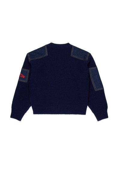 Pull marin avec texture côtelée, doté de patchs en denim sur les épaules et d'un logo rouge brodé sur la manche gauche. Design court.