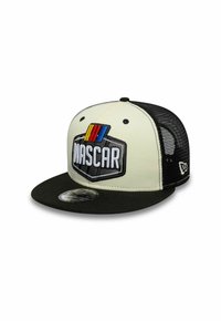 Gorra de béisbol negra y beige con logotipo de NASCAR bordado, visera plana, parte trasera de malla y cierre a presión ajustable. Tejido texturizado y detalles de costura.