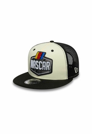 Gorra de béisbol negra y beige con logotipo de NASCAR bordado, visera plana, parte trasera de malla y cierre a presión ajustable. Tejido texturizado y detalles de costura.