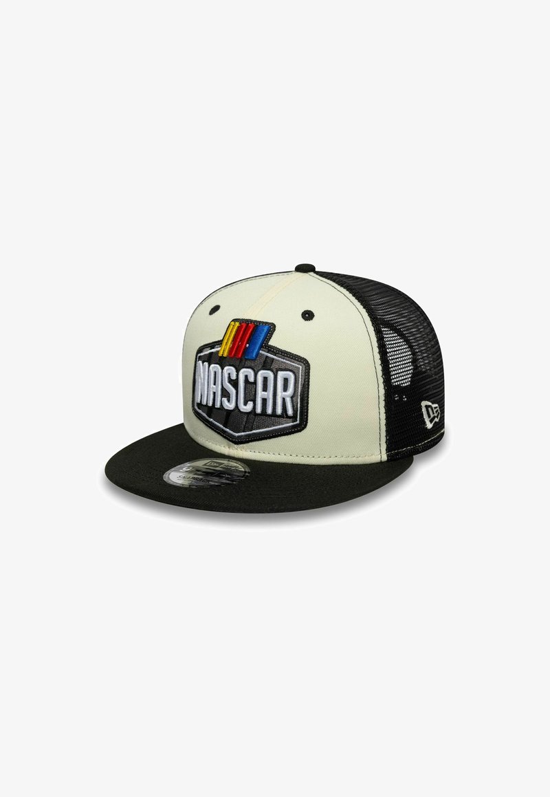 Schwarze und beige Baseballcap mit gesticktem NASCAR-Logo, flachem Schirm, Netzrücken und verstellbarem Snap-Verschluss. Strukturierter Stoff und Nähdetails.