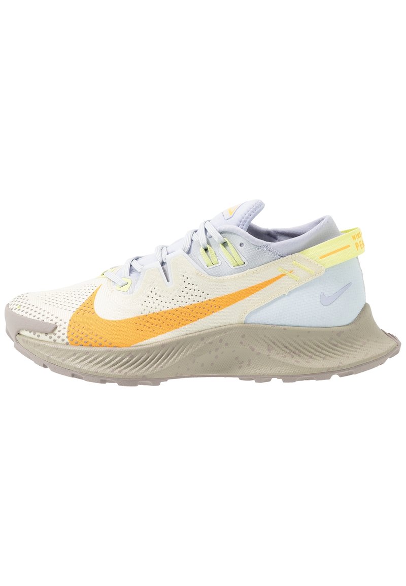 Chaussure de course légère en blanc, jaune et orange. Tige en mesh pour la respirabilité, semelle texturée, col rembourré et accents réfléchissants.